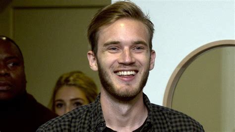 YouTube star PewDiePie uses racial slur - BBC News
