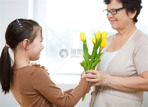 和外孙女一起快乐的祖母家里带高清图片下载-正版图片504925909-摄图网