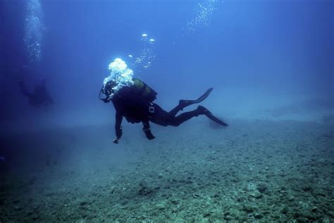 Scuba diver sea bottom | Premium Photo
