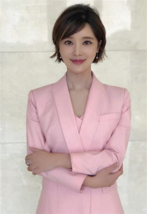 《新闻联播》第4位新主播郑丽,坐刚强旁边,外套绷紧,紧张到晃头手发抖