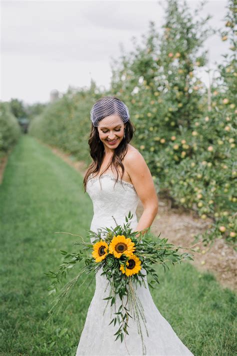 22 Sunflower Bouquets That Will Brighten Up Your Wedding Day ...