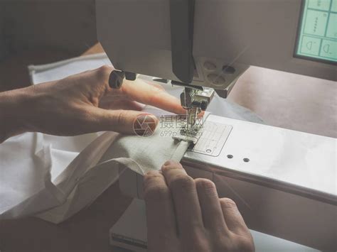 缝纫机缝合式缝纫过程操作期间缝纫机的脚高清图片下载-正版图片502954709-摄图网