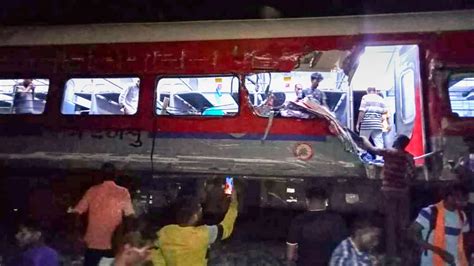 印度列车脱轨相撞事故救援基本结束，事故或由信号错误导致
