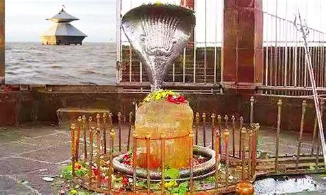 इस चमत्कारी मंदिर के दर्शन के लिए देश-विदेश से आते हैं श्रद्धालु, जानें ...