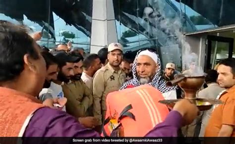 Kashmiri Pandits welcome Hajis returning from Saudi Arabia, recite ...