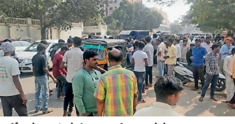 Rickshaw parked in no-parking area near Vapi station: Palikaa matter to ...