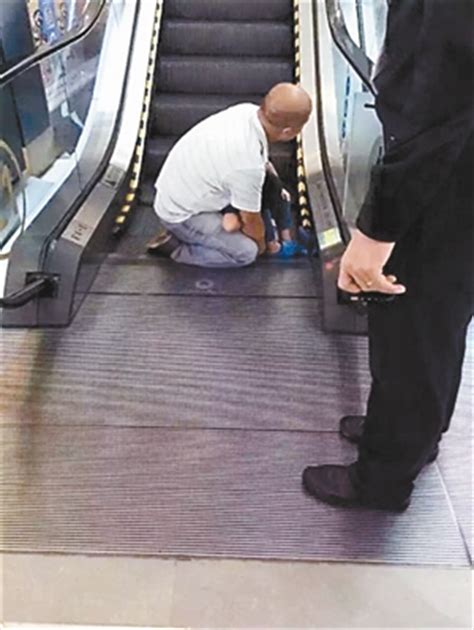 4岁男童被商场扶梯夹断脚趾（图）|商场扶梯|4岁男童|脚趾骨折_新浪新闻