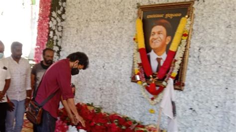 Thalapathy Vijay pays tribute to Puneeth Rajkumar at his memorial in ...