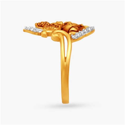 Diamond-Circled Gold Finger Ring