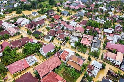 Cyclone's Wrath: Over 600 Dead, Hundreds Missing as Catastrophic Floods ...