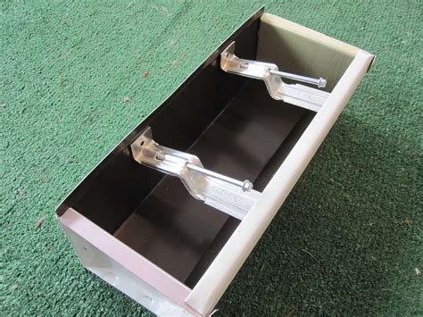 Install Hidden Gutter Hanger 的图像结果