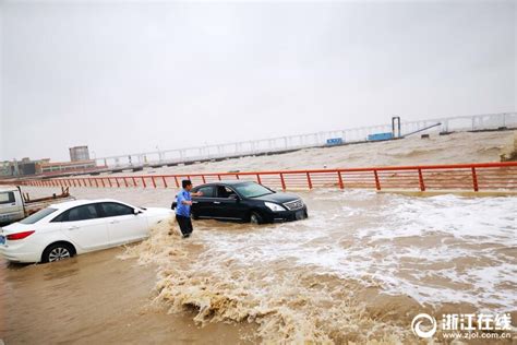 舟山：海水倒灌 冲击车辆-影像中心-浙江在线