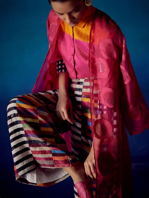 Abraham and Thakore on changing textile narratives