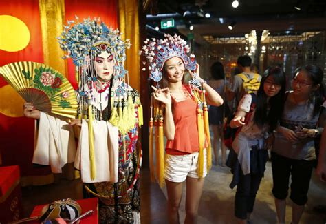 北京杜莎夫人蜡像馆首次变身中国国际时装周秀场，打造蜡像馆时尚奇妙夜