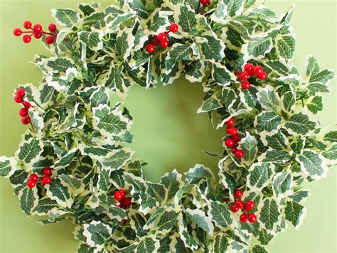 DIY Holly Christmas Wreath | Fun365