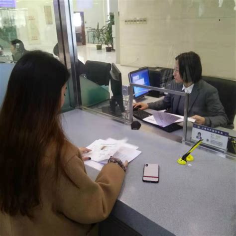 工作、居留许可“一表申请”，外国人在上海也能“一网通办” | 上海高质量发展调研行|界面新闻