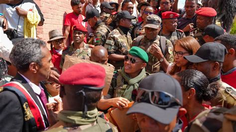 Troubles à Madagascar : le colonel Randrianirina a été investi président - RTBF Actus - president of madagascar