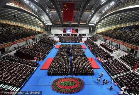 武汉高校一次为7000余学生授学位创纪录(图)_新闻中心_新浪网