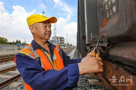 高温下的坚守：铁路车号货检员日行近3万步_腾讯新闻