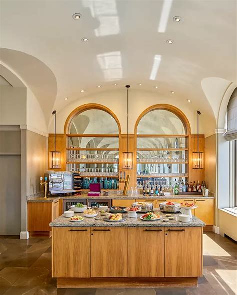 Luxury Rooms & Suites in Calgary - Fairmont Palliser