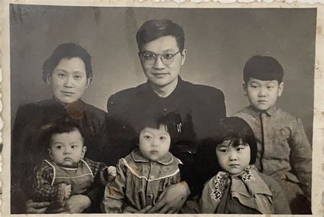 老照片：上世纪六十年代的全家福，大家庭其乐融融很和睦_家族_新娘_网友