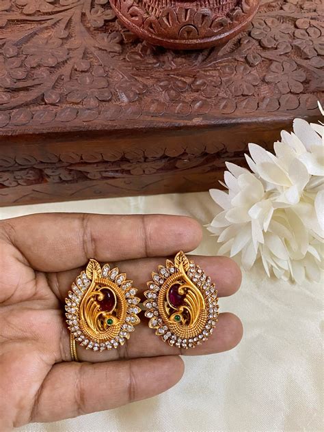 Peacock stud mattgold – Aksha Trends