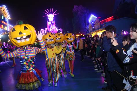 武汉欢乐谷万圣节惊魂开幕 首日迎万名游客尖叫体验