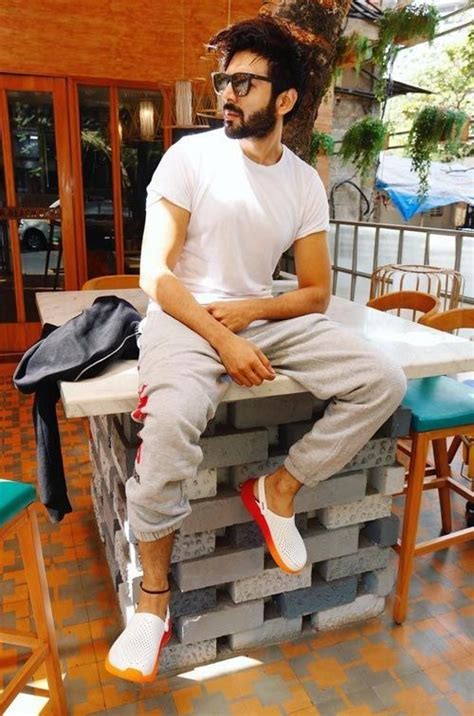 5 Fashion Staples That All Indian Men Should Have In Their Wardrobes