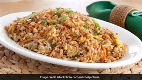 Burnt Garlic Fried Rice: सिर्फ 15 मिनट में बनाएं चिकन बंर्ट गार्लिक ...