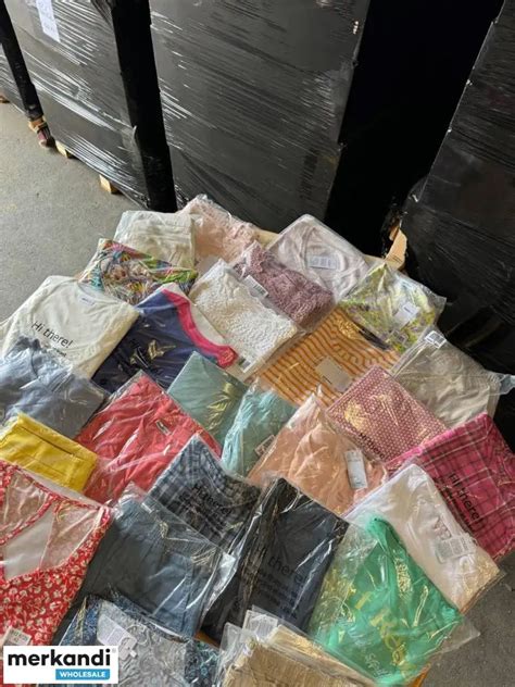 €4.90 per kilogram. Women's clothing, mixed fashion, mail-order company ...