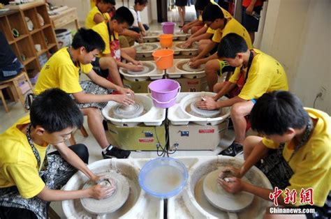 海外华裔青少年南昌体验陶瓷拉坯、瓷板画创作-中国侨网