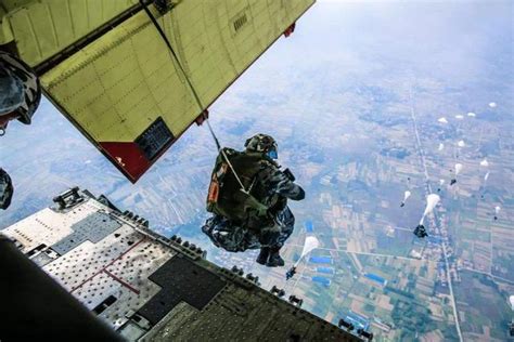 伞兵跳伞不恐高，唯独害怕叠伞包，美军很省事，直接交给厂商负责_降落伞