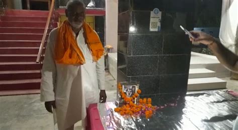 OMG! झांसी में आदमी और कुत्ते के बीच दिखा अनूठा प्यार,मौत पर शव यात्रा ...