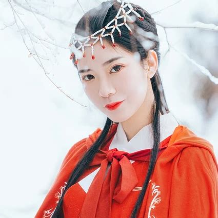 优雅红衣白雪女生头像,唯美古风真人头像- 中国风