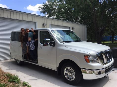 Nissan 10 Passenger Van 的图像结果