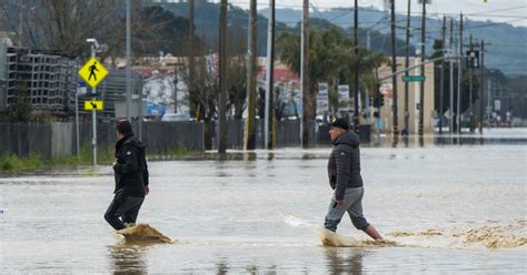 Storm breaches California river’s levee; thousands evacuate - Anchorage ...