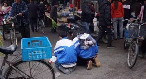 曝光！无耻之徒竟在台州"穿校服扮学生"乞讨要钱，被网友揭穿真相-搜狐