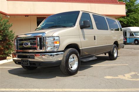 Nissan 10 Passenger Van 的图像结果