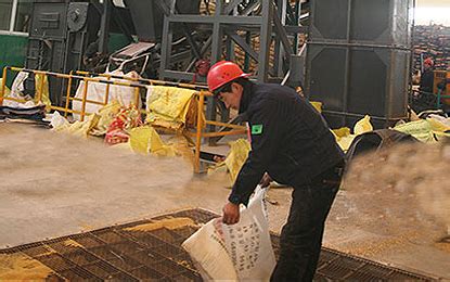 生产工人投料现场-掺混肥生产工艺-辽宁津大盛源集团