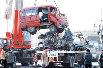 北京发生严重交通事故 9车连环相撞6人身亡(图)
