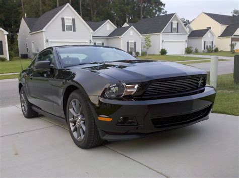 File:2011 Ford Mustang v6 Coupe.jpg - Wikipedia