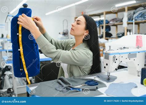 Costurera En El Trabajo. Costurera Haciendo Ropa En Estudio Moderno ...