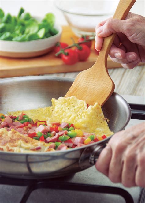 Tortilla francesa rellena con lacón y pimientos ¡una cena ideal!