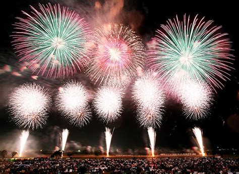 Japan: erleuchteter Nachthimmel im erdbebengeschädigten Kumamoto