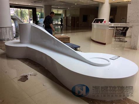 长条形扭曲玻璃钢座椅 - 深圳市创鼎盛玻璃钢装饰工程有限公司