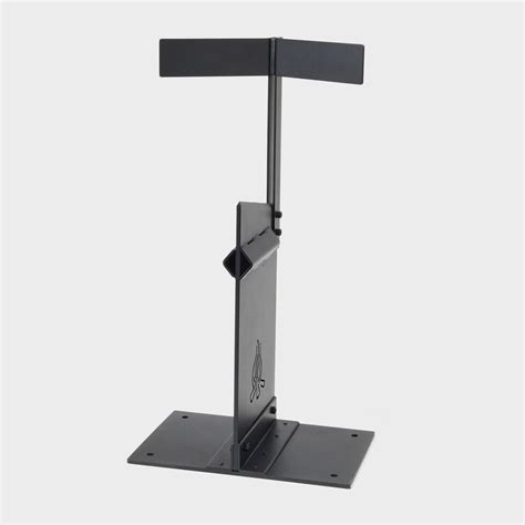 Splitting Firewood Using a Log Splitter 的图像结果