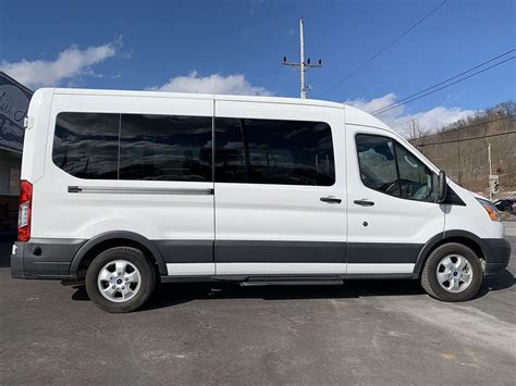 Rent 12 to 15 Passenger Van 的图像结果