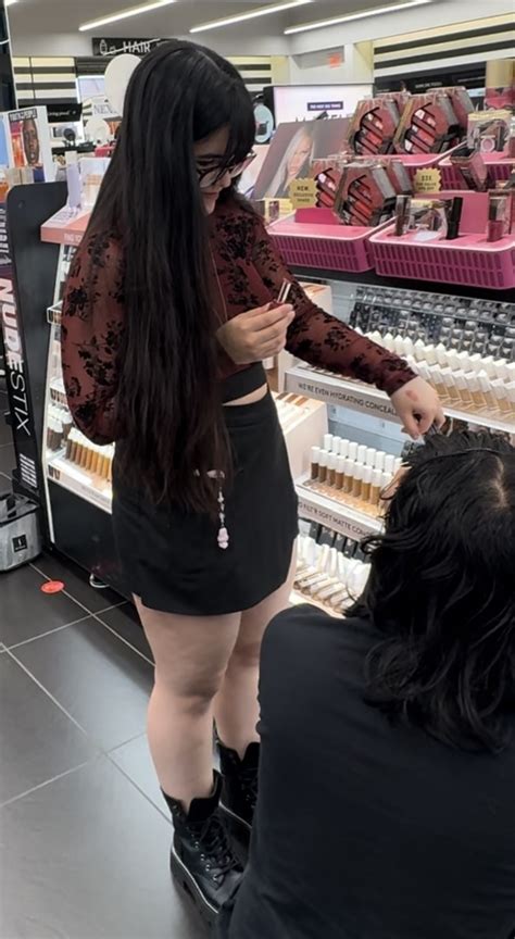 Thick Gothic Girl in Sephora - ass - Forum