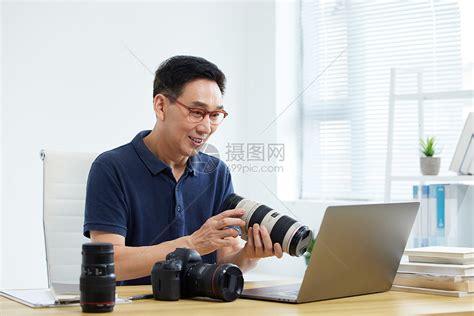 中年男性在网络学习单反摄影知识高清图片下载-正版图片502505828-摄图网