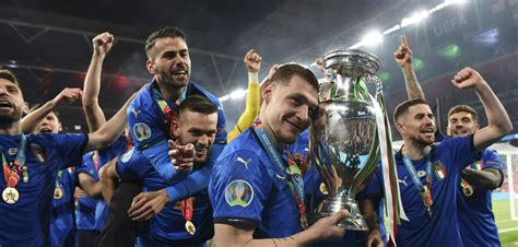 2020欧洲杯颁奖仪式：时隔53年意大利再度夺冠捧杯